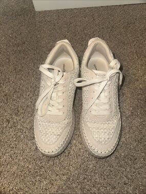 Universal thread platform sneakers sz 8.5